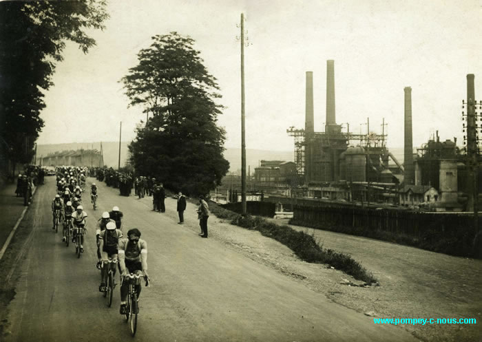 Le Tour de France dans la traversée de Pompey en 1933