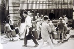 Arrivée du bus à la colonie de vacances de Vereux en 1963