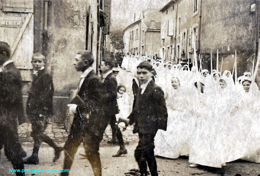 cortège de communiants et communiantes en 1916