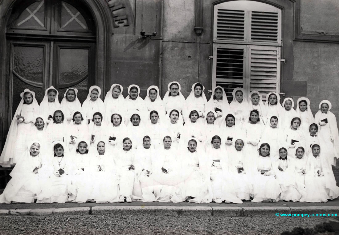 Communiantes et répétantes de l'année 1944