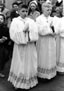 les enfants de cœur prêts pour la cérémonie de communion ; cliquer pour agrandir