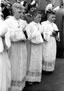les enfants de cœur prêts pour la cérémonie de communion ; cliquer pour agrandir