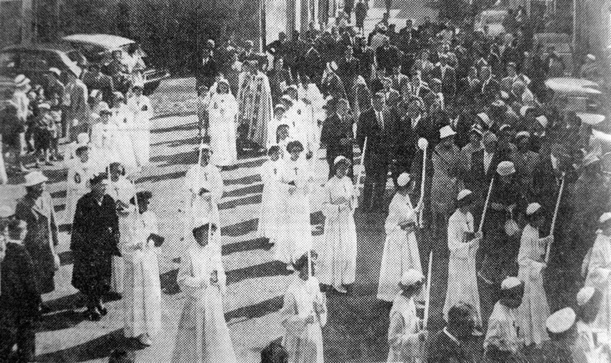 arrivée de la procession sur la place de l'église