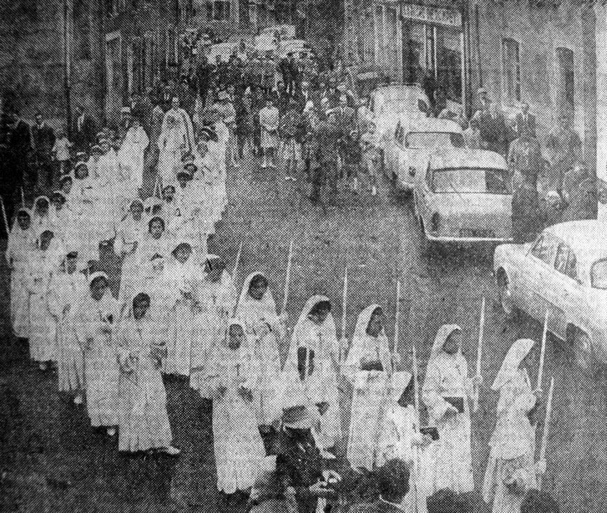 l'arrivée du cortège de communiants sur la place de l'église
