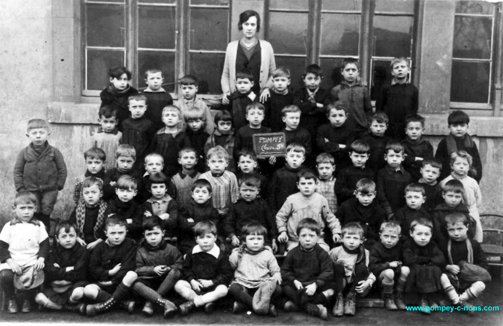 Classe de garçons à l'école du centre de Pompey en 1930