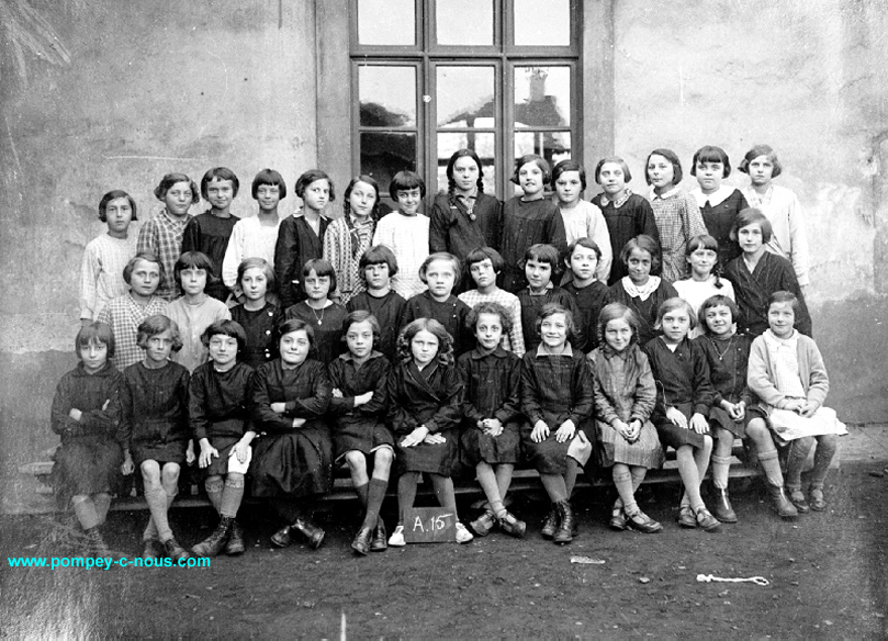 Classe de filles de ? à l'école du centre de Pompey en l'année ? (Photographie n°140)