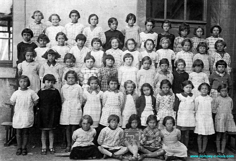 Classe de fille de l'école du centre de Pompey en 1929