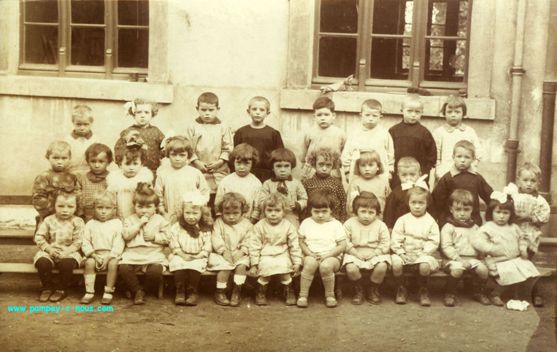 Classe de maternelle l'école du centre de Pompey, à dater : années 1930 ?