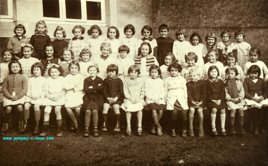 Classe de filles à l'école du centre de Pompey en 1931
