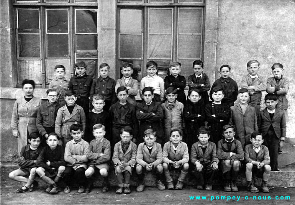 Classe de garçons de l'école du centre à Pompey en 1943