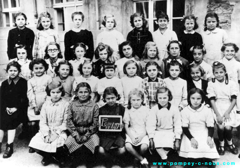 Classe de filles à l'école du centre de Pompey en 1949-1950