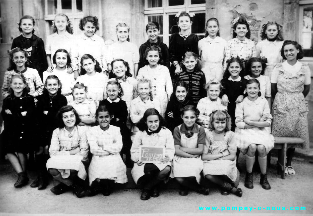 Classe de filles de l'école du centre à Pompey en 1950