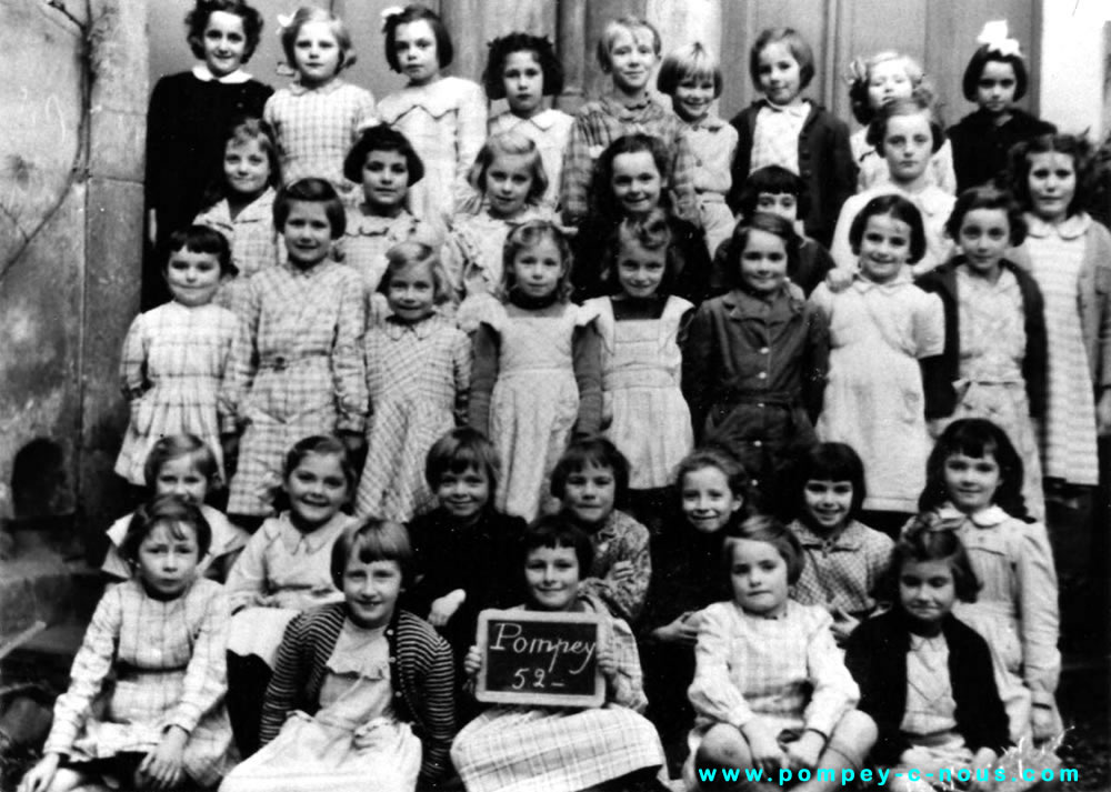 Classe de filles à l'école du centre de Pompey en 1952