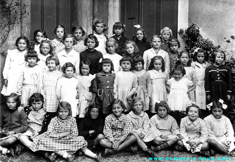 Classe de filles de l'école du centre à Pompey en 1952