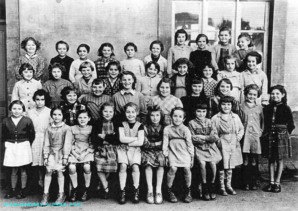 Classe de filles à l'école du centre de Pompey en 1955