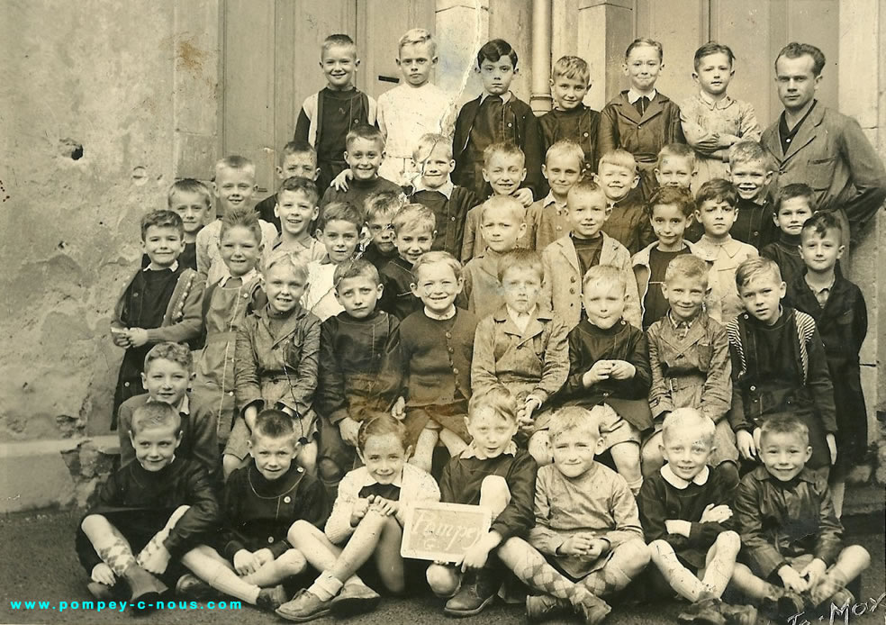 Classe de l'école du centre en 1944-1945 (Photographie n°177 , dépôt Jean-Luc DUBOIS)