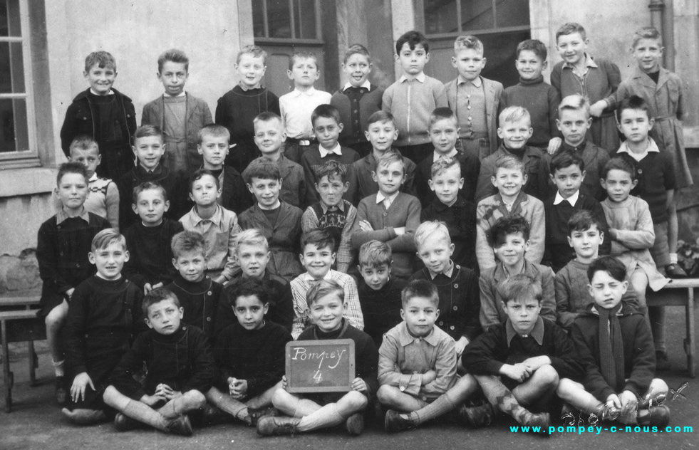 Classe de l'école du centre à dater (Photographie n°178 , dépôt Annie ROUSSEAUX)