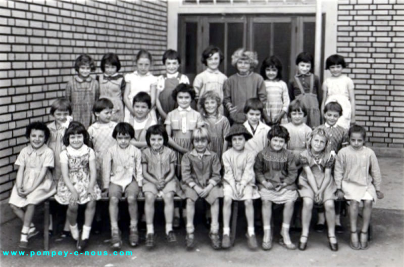 Ecole du centre( Gustave Eiffel), classe primaire de filles en 1959 (Photographie n° 275)