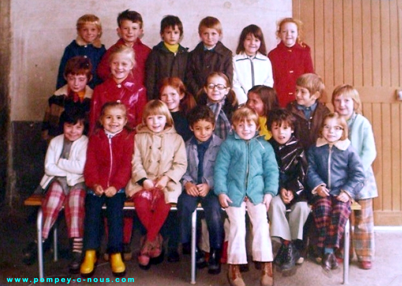 Classe de CP à l'école ? en 1974 (Photographie n°170 , dépôt de Jean Louis GIRARD)