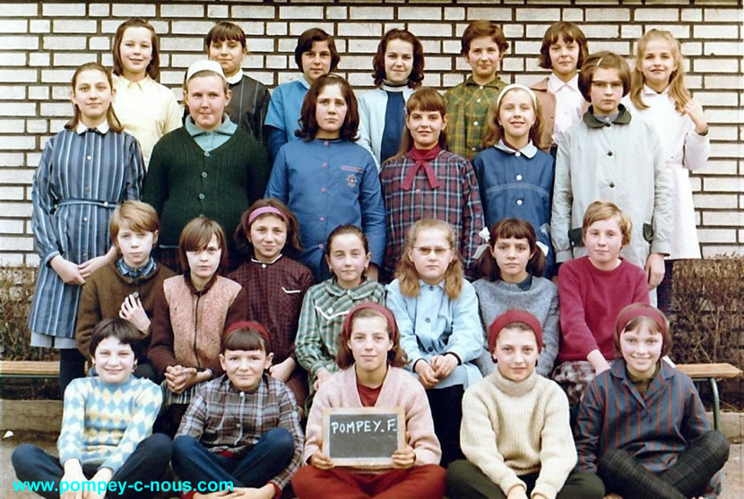 Classe de filles de ? à l'école du centre de Pompey en l'année ? (Photographie n°482)