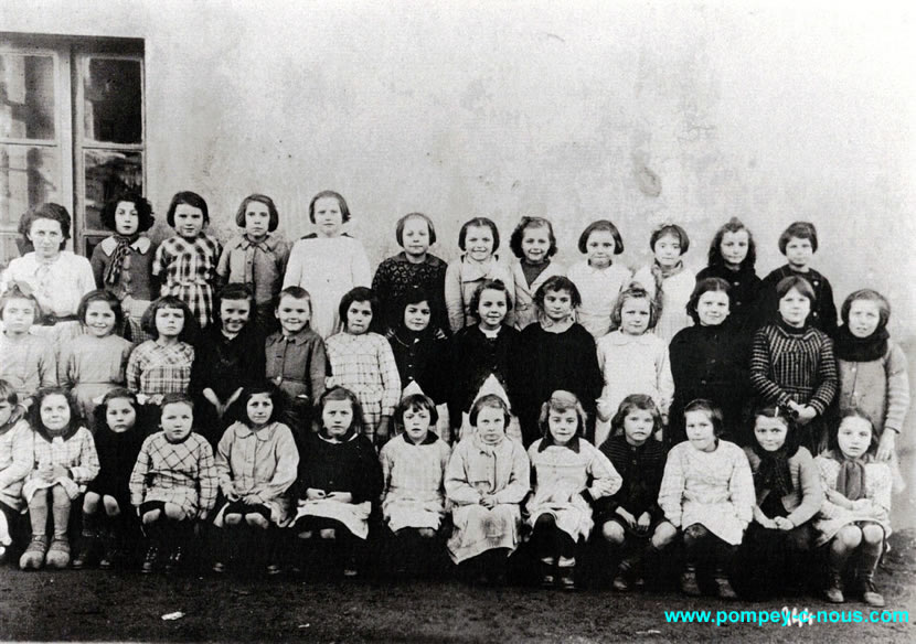 Classe de filles de ? à l'école du centre de Pompey en l'année ? (Photographie n°482)