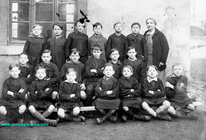 Classe de garçons de ? à l'école du centre de Pompey en l'année ? (Photographie n°142)