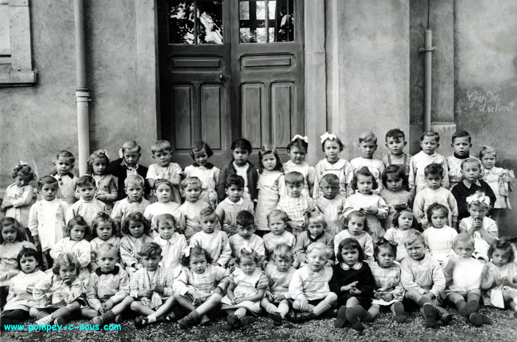 Classe de maternelle à la mairie de Pompey en 19??