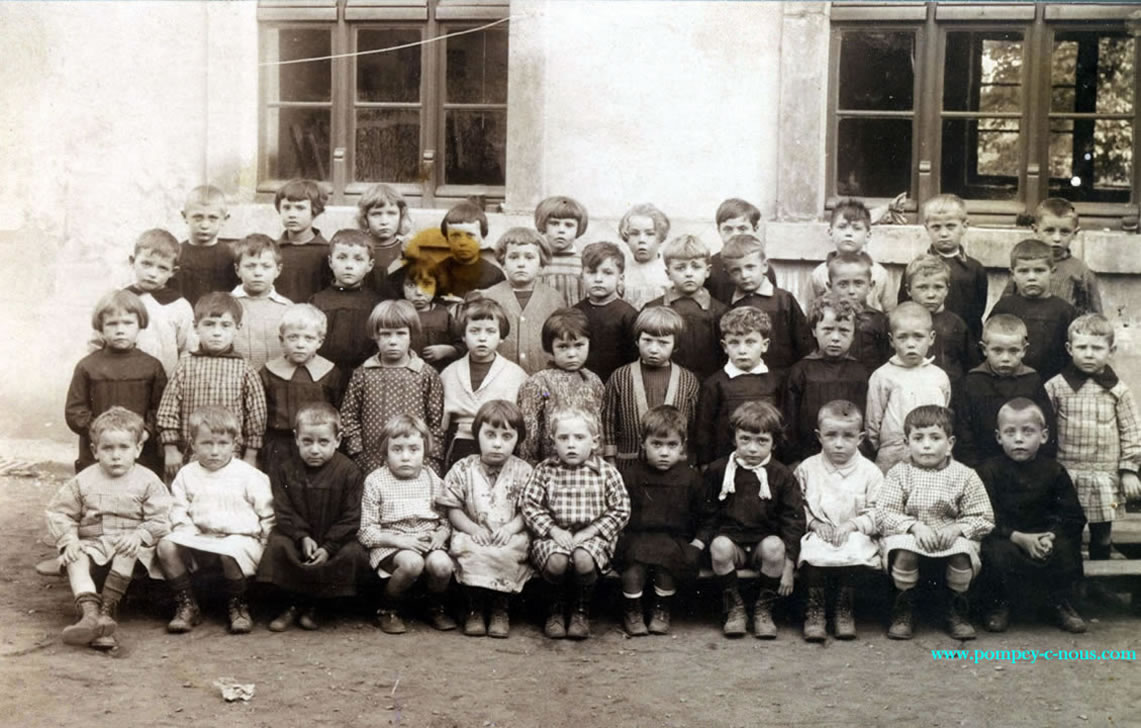 Classe de maternelle l'école du centre de Pompey, à dater