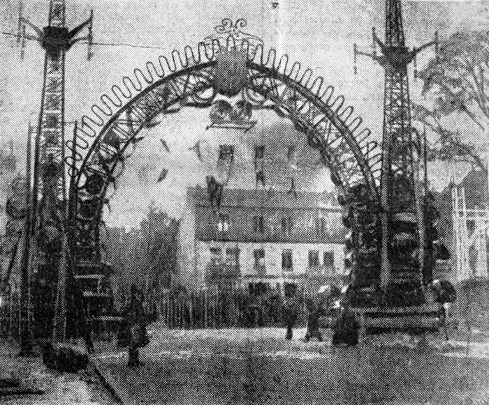 Vue de la porte par l'intérieur de l'exposition