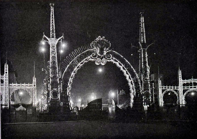 La porte monumentale et son éclairage nocturne.