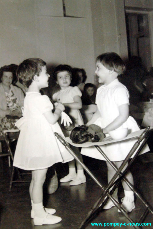 Fête des mères au jardin d'enfants en 1962