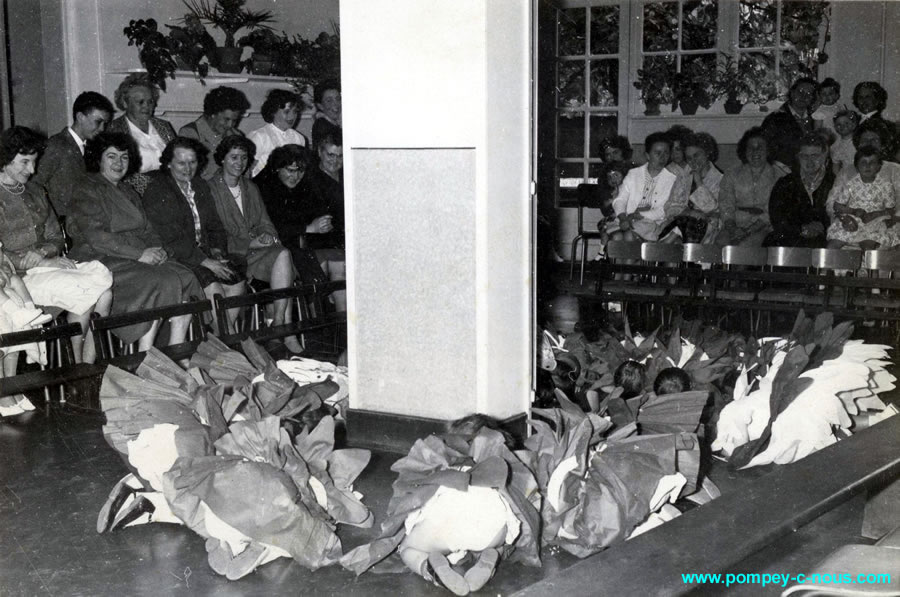 Fête des mères au jardin d'enfant de Pompey en 1963