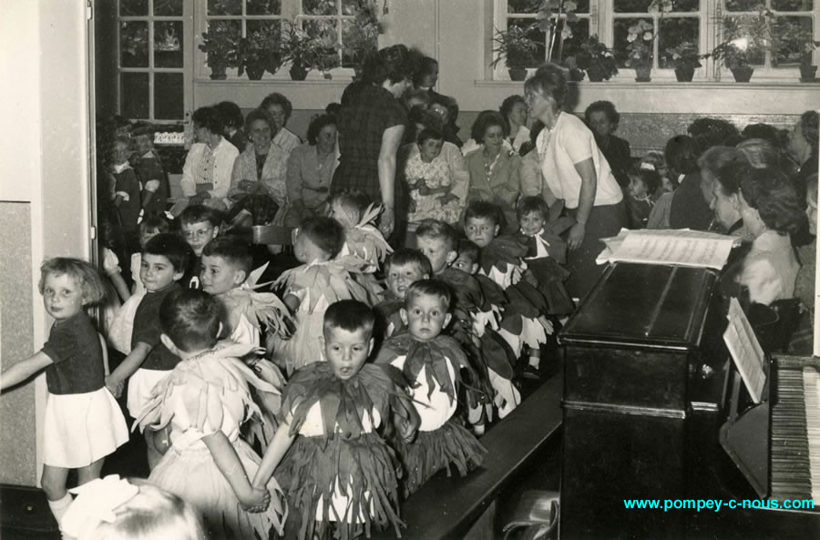 Fête des mères au jardin d'enfant de Pompey en 1962
