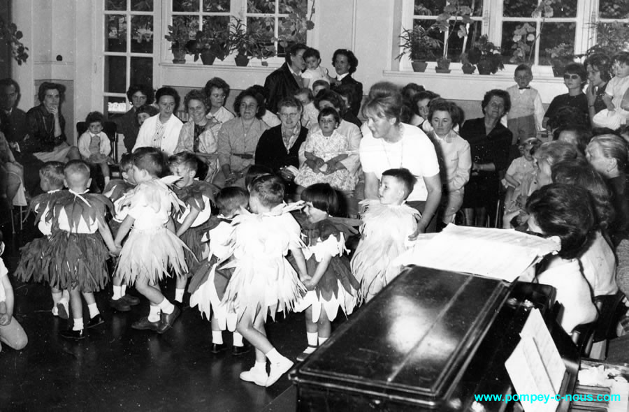 Fête des mères au jardin d'enfant de Pompey en 1962