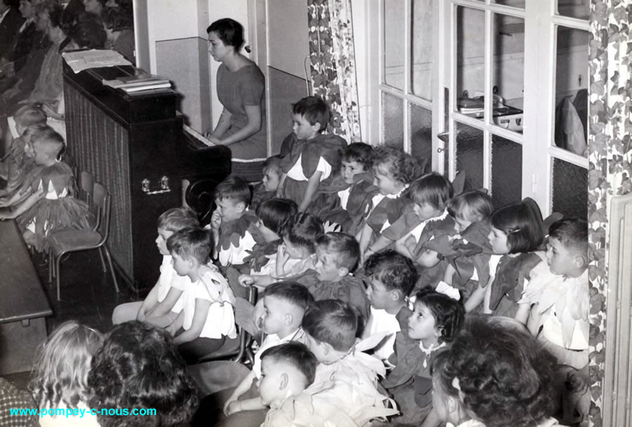 Fête des mères au jardin d'enfants en 1962