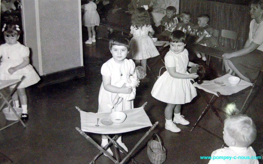Fête des mères au jardin d'enfants en 1962