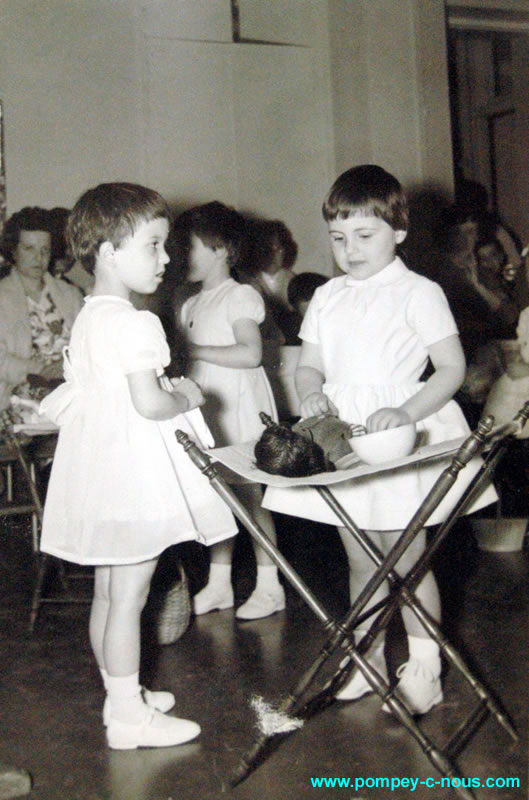 Fête des mères au jardin d'enfants en 1962