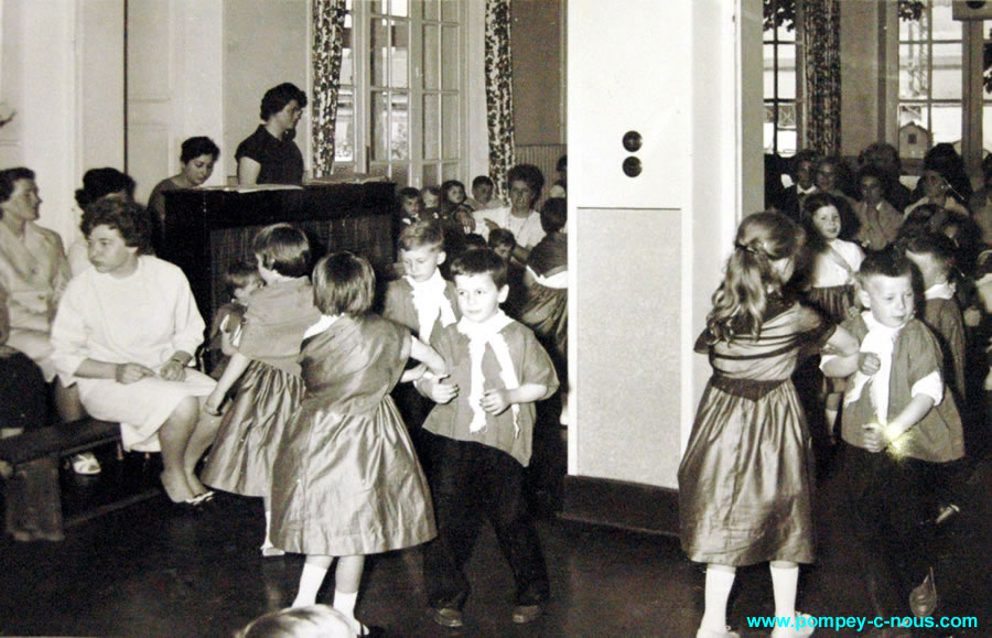 Fête des mères au jardin d'enfants en 1962