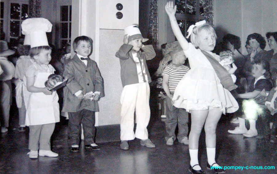 Fête des mères au jardin d'enfants en 1962