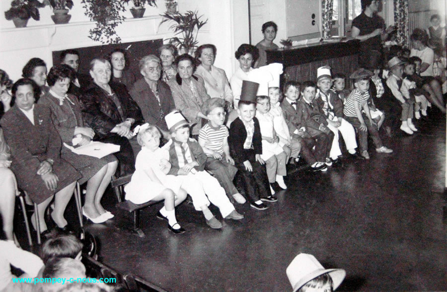 Fête des mères au jardin d'enfants en 1962