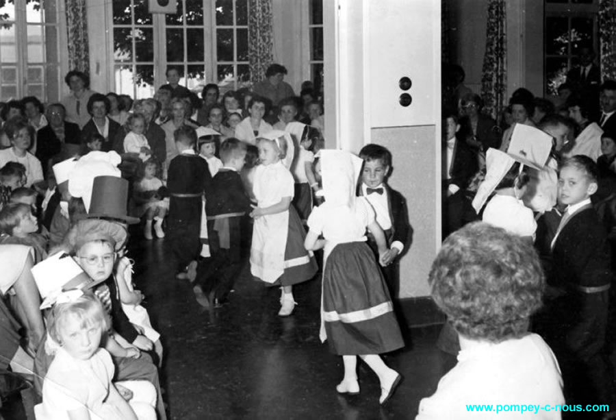 Fête des mères au jardin d'enfants en 1962