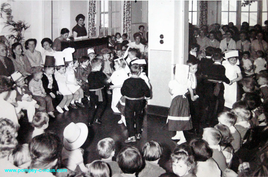 Fête des mères au jardin d'enfants en 1962