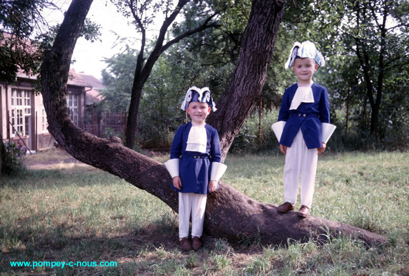 Dans le parc du jardin d'enfants en 1964