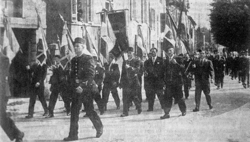 Le défilé dans les rues de Pompey