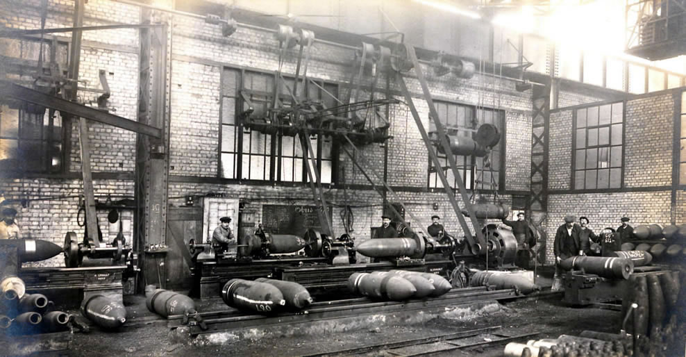 Atelier de Tournage. Obus de 370.