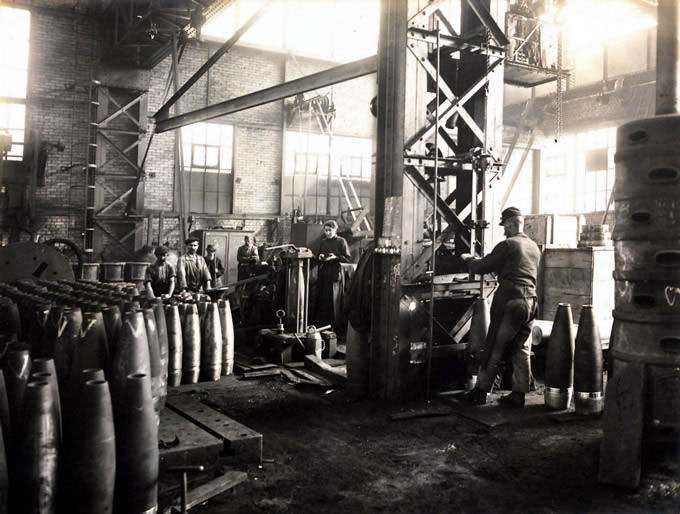 Epreuve à la pression hydraulique. Obus 240.