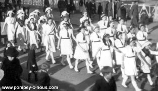Défilé de gymnastes dans les rues de Pompey en 1941
