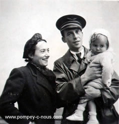 René MUNIER avec son épouse Paulette ANTOINE,  et leur fille Anne.