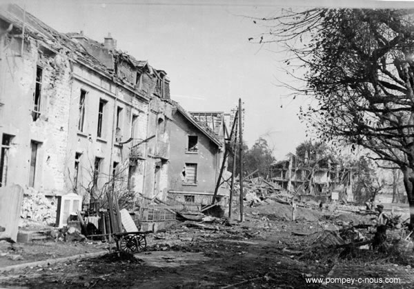 à droite le chalet Navarre en ruine