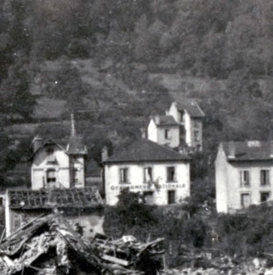 La maison de la famille Fréchin en 1945 (maison de droite derrière la gendarmerie)